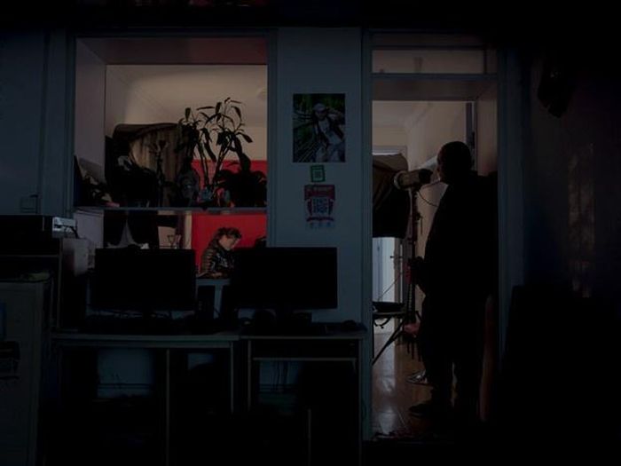 Dù đã ly hôn, hai nhân vật trong ảnh vẫn cùng duy trì việc kinh doanh studio vì không đủ khả năng đóng cửa nơi này.