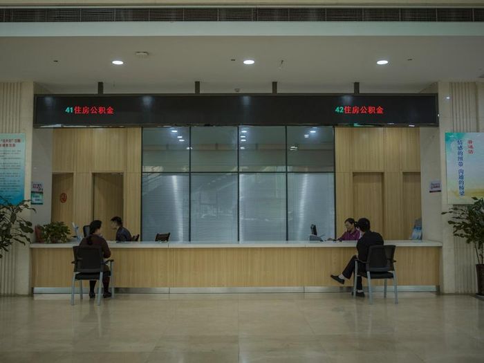 Một cặp đã ly hôn gặp nhau tại văn phòng gia đình của địa phương để chuyển quyền sở hữu ngôi nhà chung cho con gái.