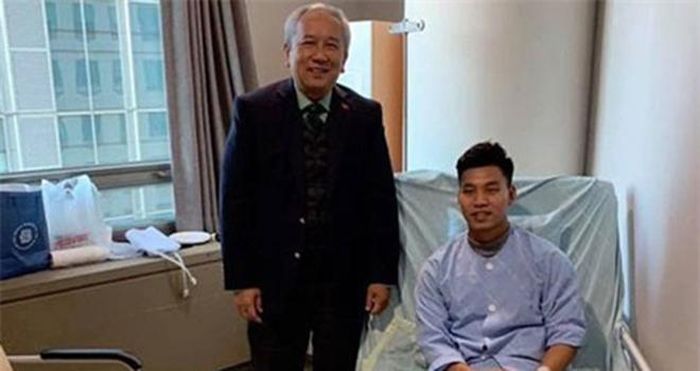Văn Thanh (phải) từng phải sang Hàn Quốc để điều trị chấn thương