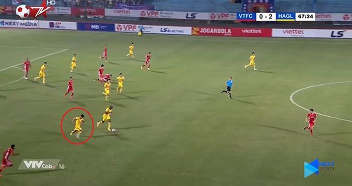 Văn Thanh bứt tốc nỗ lực trước khi ghi bàn thứ 2 vào lưới Viettel. Ảnh: Next Sport