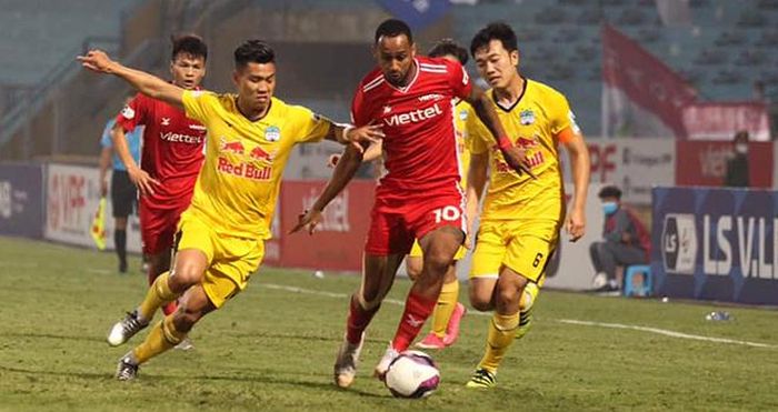 Văn Thanh (trái) nỗ lực theo kèm Pedro Paulo của Viettel. Ảnh: Hiệp Hoàng