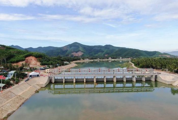 Công trình Đập ngăn mặn trên sông Lại Giang vừa được hoàn thành vừa tạo điều kiện sản xuất, vừa góp phần tạo nên diện mạo mới cho đô thị Bồng Sơn. Ảnh: Phạm Kha.