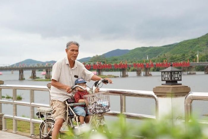 Người dân rất háo hức với cảnh quan mới của thị xã Hoài Nhơn anh hùng. Ảnh: Phạm Kha