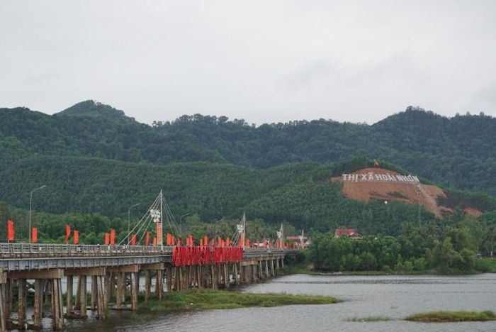 Cầu Bồng Sơn bắt qua dòng Lại Giang, là điểm nhấn của đô thị Hoài Nhơn cả trong quá khứ, hiện tại và tương lai. Ảnh: Phạm Kha