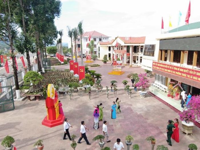 Quang cảnh UBND thị xã Hoài Nhơn. ẢNh: Phạm Kha