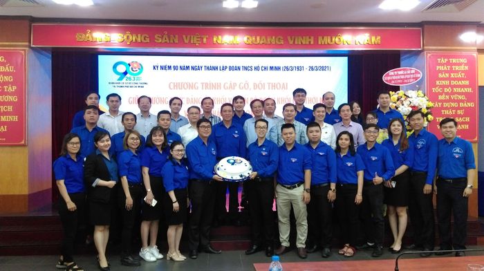 Thường trực Đảng ủy Khối cơ sở Bộ Công thương tại TPHCM tặng quà cho Ban Chấp hành Đoàn Khối