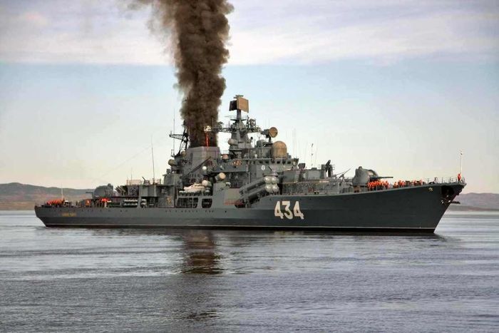 Khu trục hạm Đô đốc Ushakov cũng được đóng theo lớp Sovremennyy và cùng có "tính năng" xả khói này. Các khu trục hạm lớp này được Nga và Liên Xô hoàn thiện trong giai đoạn từ năm 1988 cho tới năm 1994.