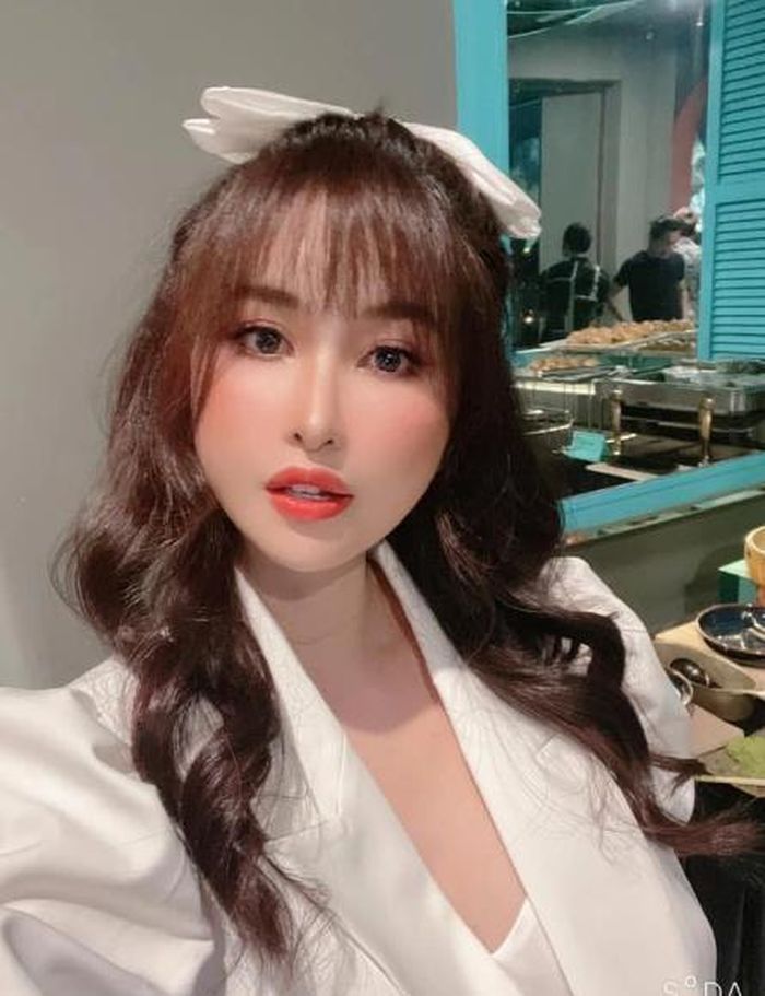Vợ 2 Minh Nhựa - Mina Phạm từng gây chú ý khi khoe mâm cơm nhà vô cùng đẹp mắt cách đây khá lâu. Dù trên trang cá nhân ngập tràn ảnh sống ảo nhưng nàng dâu này không hề lơ là chuyện bếp núc chút nào.