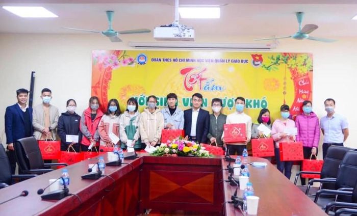 Đoàn thanh niên Học viện Quản lý giáo dục thông qua phong trào Đoàn đã trao 16 phần quà giúp SV nghèo về quê đón Tết. Ảnh: NTCC