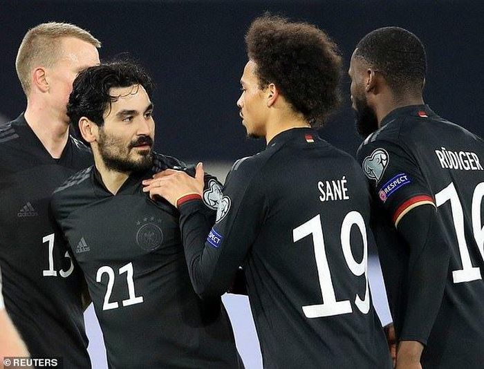 Gundogan ấn định chiến thắng 3-0 cho "Cỗ xe tăng"