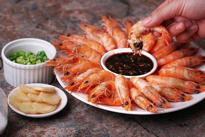 Nên luộc tôm bằng nước ấm khoảng 50 độ C là chuẩn nhất (Ảnh minh họa)