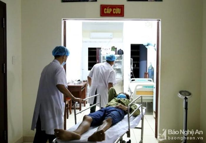 Ngư dân Trần Thanh Tú được đưa vào phòng cấp cứu của đảo Trường Sa để cấp cứu khẩn cấp. Ảnh: Bệnh xá đảo Trường Sa cung cấp.