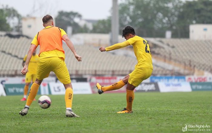 Những cầu thủ trẻ như Nguyễn Xuân Bình, Trần Mạnh Quỳnh cũng tiến bộ trông thấy dù chưa được trao cơ hội thi đấu. Ảnh: Đức Anh
