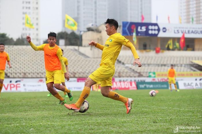 Khi Xuân Mạnh trở lại bên hành lang cánh phải, Đình Đồng sẽ án ngữ bên cánh trái như thường lệ. Ảnh: Đức Anh