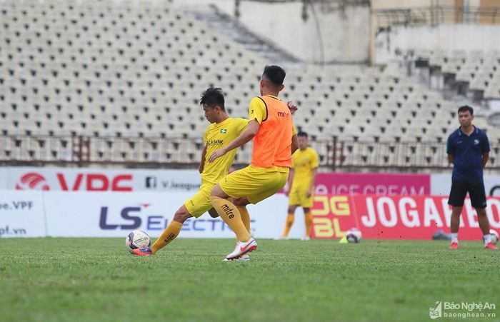 Trong buổi tập, những pha dứt điểm của Phan Văn Đức đều rất chất lượng. Ảnh: Đức Anh
