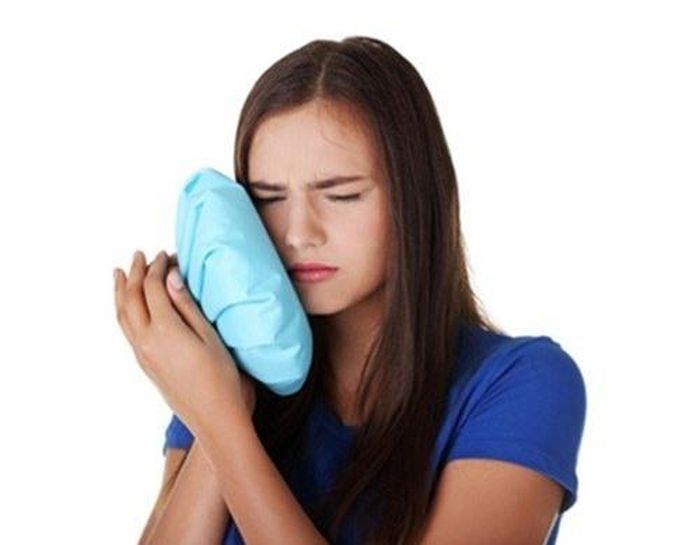 Dùng đá lạnh có thể giúp bạn hạn chế tình trạng đau răng.