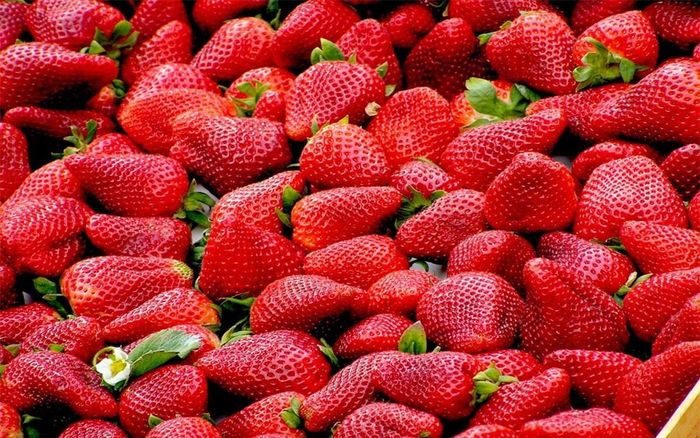 Dâu tây chứa một lượng vitamin C dồi dào, giúp giữ cho mắt khỏi các bệnh viêm. Các chất chống oxy hóa khác nhau có trong dâu tây có thể giúp ngăn ngừa các vấn đề như khô mắt, thoái hóa điểm vàng và khuyết tật thị lực.