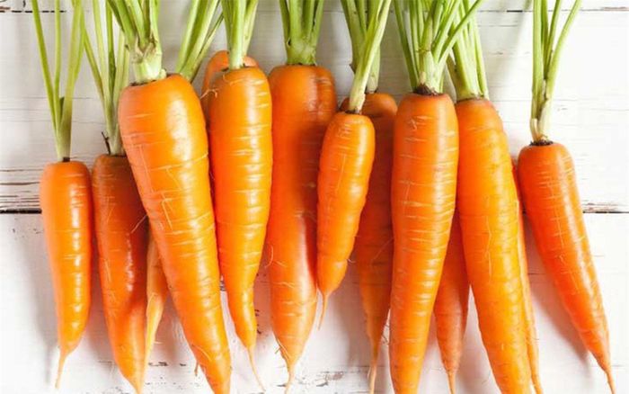 Cà rốt chứa rất nhiều beta-carotene, tiền thân của vitamin A giúp tăng cường sức khỏe giác mạc, bảo vệ các tế bào trong mắt và khắp cơ thể. Cà rốt cũng chứa lutein, giúp tăng mật độ sắc tố giúp bảo vệ võng mạc và làm giảm nguy cơ thoái hóa điểm vàng.