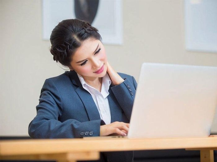 Một số thói quen hàng ngày có thể đẩy nhanh tốc độ chảy xệ của vùng cổ, do đó phái đẹp nên chú ý đến tư thế của mình, hạn chế cúi đầu hay tỳ lên cổ quá lâu.