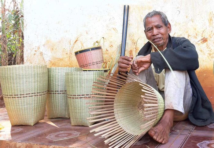 Nghệ nhân Pơnh đan gùi bán, tự lo cho cuộc sống của mình. Ảnh: Nguyễn Quang Tuệ