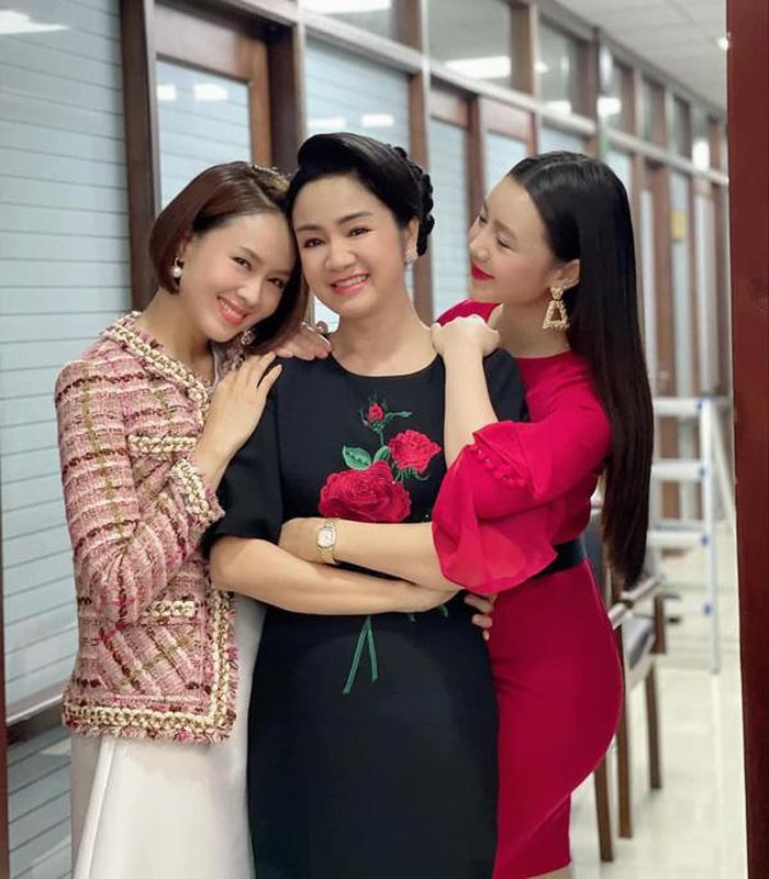 Cả NSND Thu Hà, Hồng Diễm và Quỳnh Kool đều giữ mối quan hệ thân thiết với nhau trên phim trường lẫn ngoài cuộc sống.
