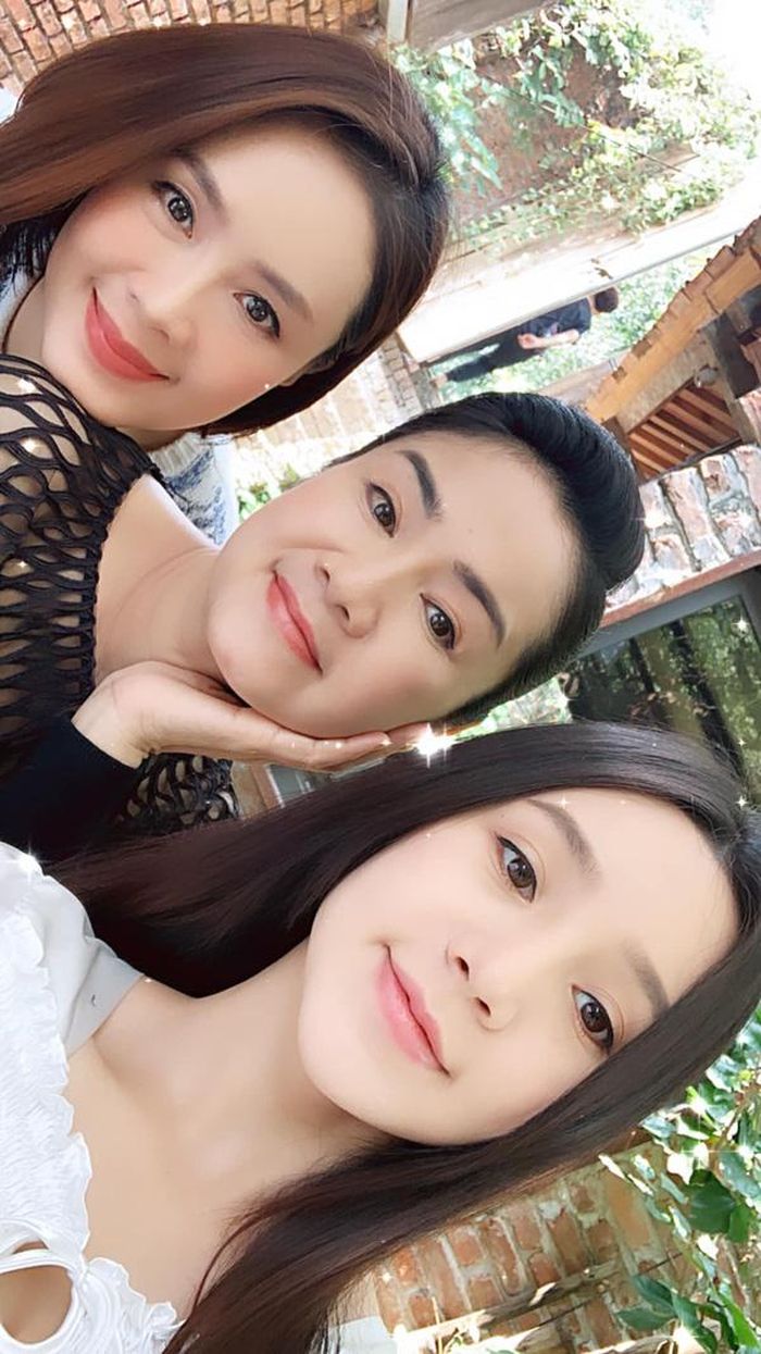 NSND Thu Hà là thế hệ diễn viên gạo cội của nhà hát Kịch Hà Nội. Còn Hồng Diễm là lứa diễn viên 8X đời đầu, Quỳnh Kool là lớp diễn viên trẻ đời 9X.