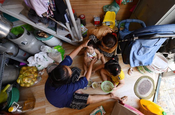  Tôi là Phạm Thị Hải, ngụ đường Bùi Đình Túy, quận Bình Thạnh (TP.HCM). Gia đình tôi hiện có 5 người, sống trong căn nhà chỉ có nền rộng 4 m2. Mọi sinh hoạt của các thành viên không hề dễ chịu vì không gian quá nhỏ hẹp. 
