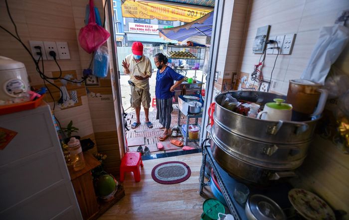  Dù nhà trở nên nhỏ hẹp, con đường phía trước lại thoáng rộng ra, xe cộ qua lại nhiều hơn và thuận lợi cho việc bán bánh bèo và nước giải khát. Nhờ đó, đây là nguồn thu nhập chính của gia đình. 