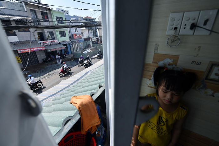  Nhà chật nên cũng ngộp và nóng hơn. Các cháu tôi thường cảm thấy mệt mỏi, nhất là buổi trưa. Những lúc đó, chúng tôi thường đưa các cháu đến chơi ở trường học, công viên, hoặc ở nhờ nhà của người quen, họ hàng gần đây. 