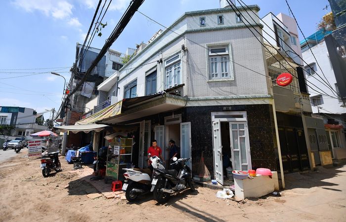  Phía trước nhà tôi là đường Bùi Đình Túy. Khoảng một năm nay, nhà trở nên nhỏ bé vì bị cắt bớt diện tích nhiều lần cho việc mở rộng đường. 