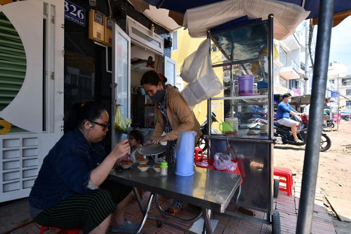  Quán bánh bèo của gia đình tôi cũng "độc nhất" ở đây. Nó chỉ rộng vừa đủ chỗ kê một chiếc bàn nhỏ (nếu không lấn ra lề đường). Thỉnh thoảng có khách ghé ăn tại chỗ, còn phần lớn họ là mối quen, thấy quán chật nên chỉ mua rồi mang đi. 