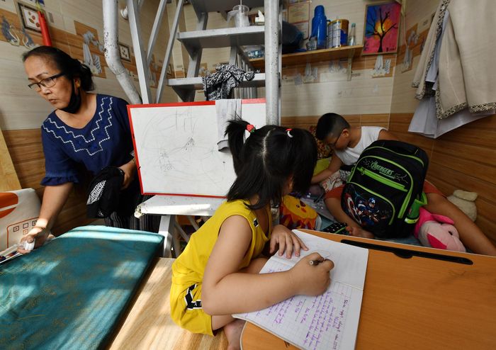  Nhất là khi các cháu tôi lớn dần, căn nhà này sẽ không còn đủ không gian sống. Lúc đó, chúng tôi buộc phải tìm nơi ở khác. 