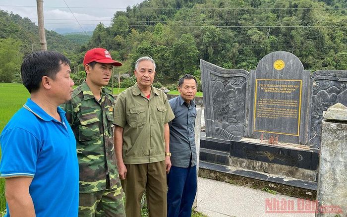 Kể chuyện bên di tích Mường Pồn - nơi Anh hùng liệt sĩ Bế Văn Đàn đã anh dũng hy sinh.
