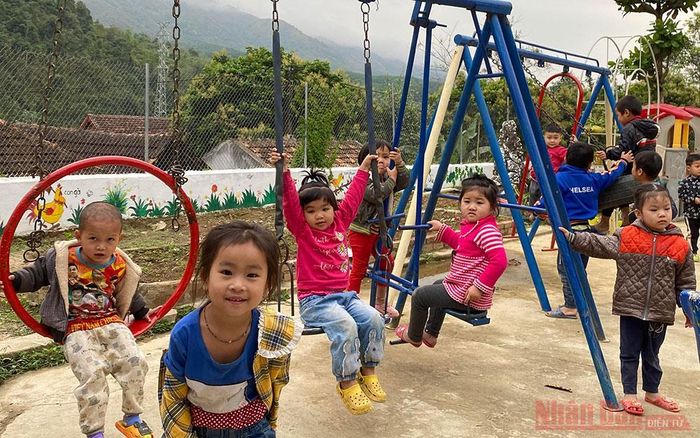 Hồn nhiên những em bé Mường Pồn.