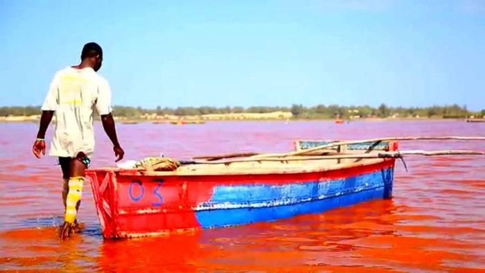 Hồ hồng Retba. 