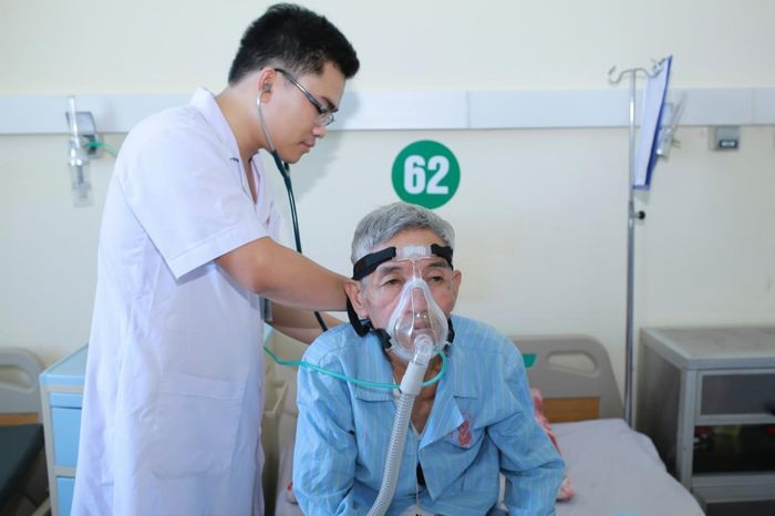  Thăm khám cho bệnh nhân nghèo miền núi.