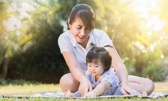 Mẹ đơn thân canh cánh về sự an toàn của con gái khi “đi bước nữa”. Ảnh minh họa