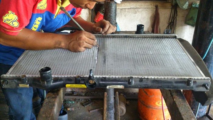 Bộ điều chỉnh nhiệt bị hỏng cũng là một trong những trục trặc thường gặp ở két nước