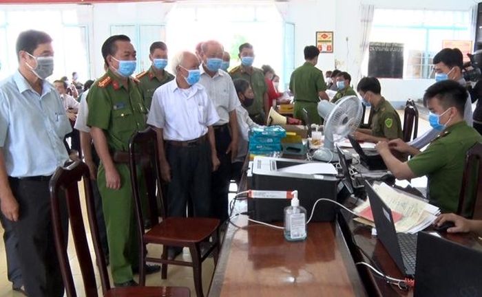Thăm hỏi, động viên CBCS làm nhiệm vụ tại Tổ cấp CCCD.