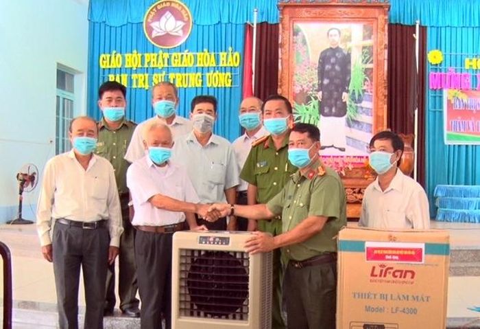 Ban Trị sự Trung ương Giáo hội PGHH tặng quạt máy cho Tổ cấp CCCD. 
