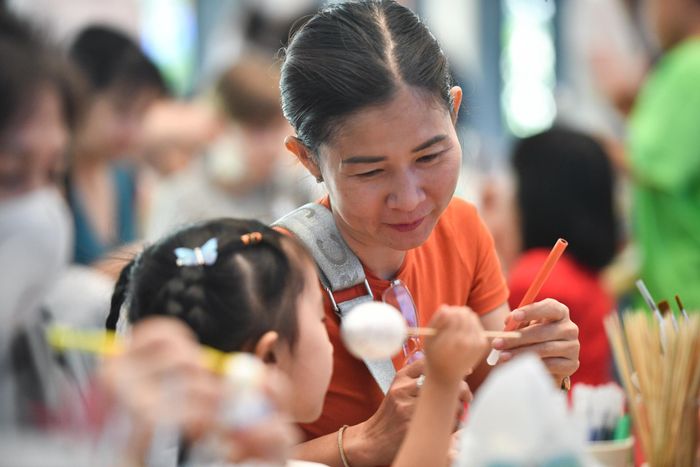 Vào ngày Chủ nhật Phục sinh, trẻ em Đức săn tìm những quả trứng, thường làm bằng chocolate, được giấu trong vườn hoặc quanh nhà. Sự kiện ngày 27/3 tại TP.HCM không tái hiện hoạt động này; thay vào đó, chú thỏ Phục sinh sẽ đi xung quanh để trao các quả trứng chocolate cho người tham dự.