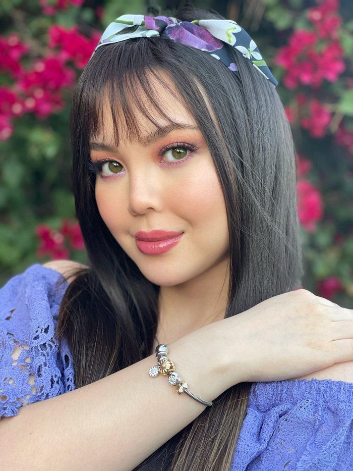 Một đối thủ khác của Cyrus trong phim là Anna Maria Perez de Tagle (vai Ashley Dewitt). So với 15 năm trước, ngoại hình ngày nay của Tagle khác nhiều. Bên cạnh đóng phim, cô còn xuất hiện trong vở kịch Godspell trên sân khấu Broadway. Ảnh: Twitter/Pinterest. 