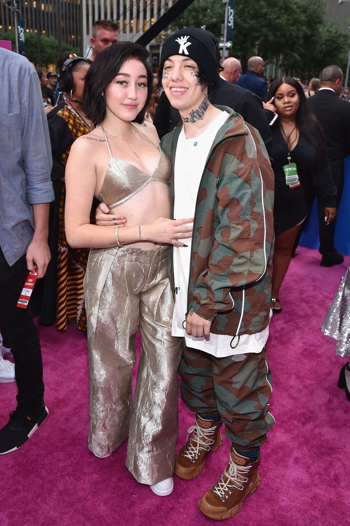Noah Cyrus, em gái Miley Cyrus, xuất hiện chớp nhoáng trong sitcom. Hiện tại, cô nghiêm túc theo đuổi nghề ca hát, đã tung nhiều sản phẩm mang màu sắc ma mị và u tối. Về chuyện đời tư, Noah vướng ồn ào tình cảm với rapper Lil Xan. Ảnh: Cosmopolitan. 