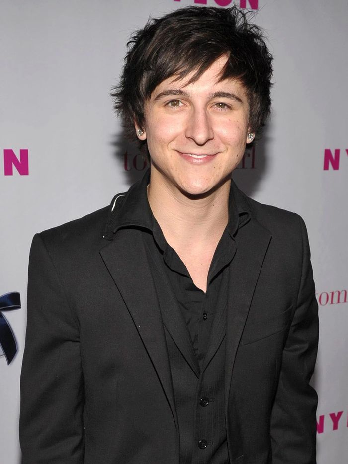 Vai Oliver Oken - bạn thân của Hannah và Lily, do Mitchel Musso đảm nhận. Diễn xuất của anh tiếp tục được khen ngợi qua dự án sitcom khác của "nhà chuột" mang tựa đề Pair of Kings (2010-2013). Tuy nhiên, Musso đã không duy trì được hào quang. Anh tuột dốc sau bê bối lái xe trong tình trạng say xỉn. Cuộc sống hiện tại của Musso khá kín tiếng. Ảnh: Pinterest/People. 