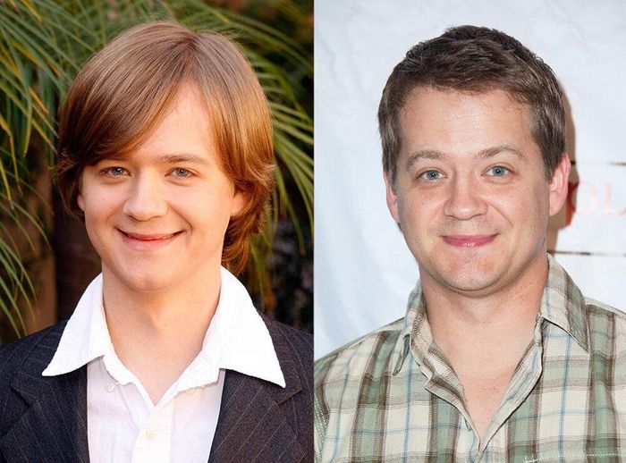  Khi đóng Jackson Stewart - anh trai của Miley Stewart/Hannah Montana, Jason Earles đã 29 tuổi trong khi nhân vật được giới thiệu mới bước sang tuổi 13. Vì gương mặt trẻ con, Earles liên tục "cưa sừng làm nghé". Các đạo diễn chỉ giao cho anh vai nhỏ tuổi, hài hước và luôn là đầu têu của những trò phá bĩnh. Năm nay Jason Earles đã 44 tuổi và trải qua 2 đời vợ. Ảnh: Pinterest. 