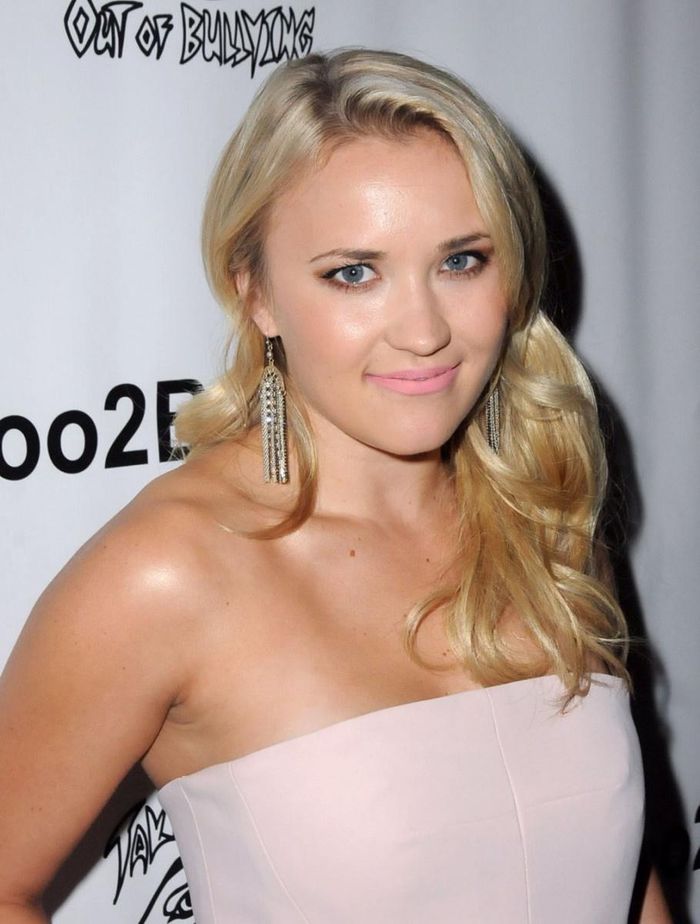 Emily Osment thủ vai Lilly Truscot - bạn thân nhất của nữ chính. Ngoài phim này, Osment còn thành công với Young &amp; Hungry, Dadnapped, The Haunting Hour: Don't Think About It... Bên cạnh đó, ngôi sao sinh năm 1992 tham gia lồng tiếng phim và phát triển sự nghiệp ca hát. Cô được mệnh danh là "gái ngoan" vì hoạt động nghiệp túc thay vì tạo scandal để nổi tiếng. Ảnh: Pinterest. 