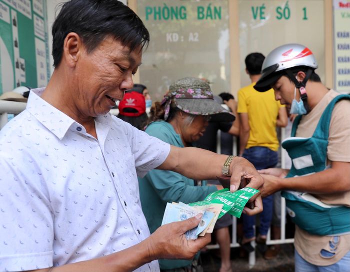  Anh Huấn (ở Gia Lai) phải chọn mua vé khán đài B từ phe vé chợ đen, giá chênh lệch so với giá gốc khoảng vài chục nghìn đồng cho mỗi vé. 