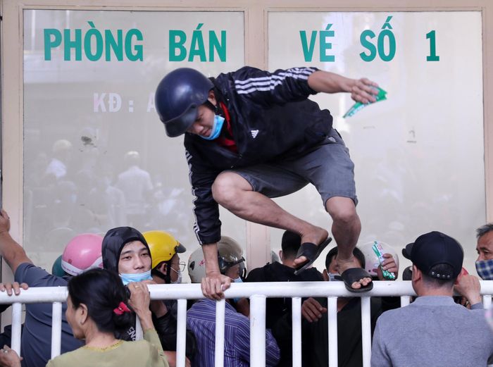 Lượng người hâm mộ kéo đến phòng vé rất đông khiến khu vực này trở nên hỗn loạn. Nhiều người sau khi mua được vé đã phải leo rào trở ra để thoát khỏi đám đông. 