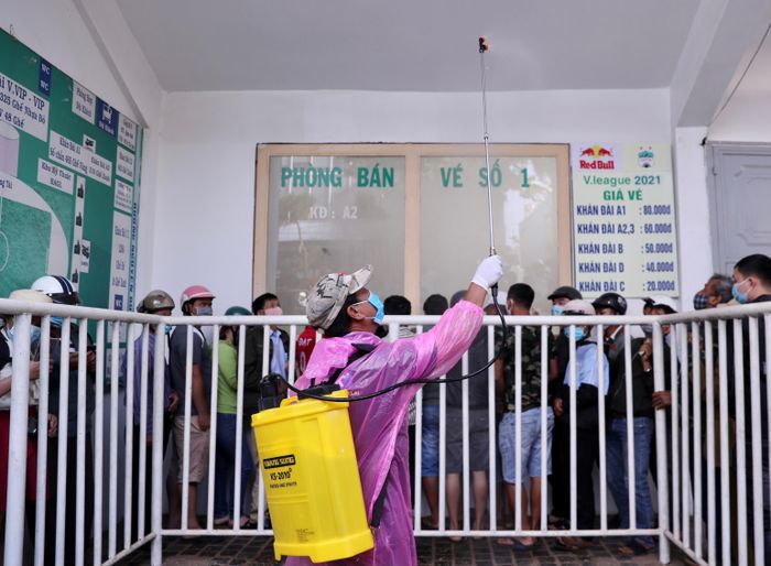  Để đảm bảo công tác phòng dịch Covid-19, ban quản lý sân Pleiku cũng tiến hành cho phun khử trùng toàn bộ sân trước khi trận đấu diễn ra vào lúc 17h. 