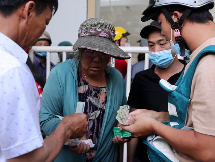  Tại khu vực này, không ít dân phe vé xuất hiện. Những người này tập trung rất sớm và nhanh chóng có những tấm vé ở những khu vực đẹp trên khán đài. 